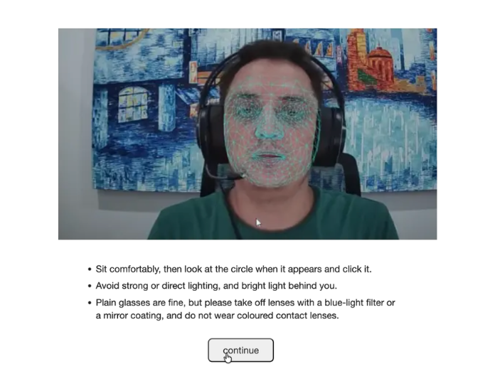 Écran de vérification du facemesh Eye Tracking 2.0 montrant le flux vidéo du participant avec une superposition de maillage de suivi, des conseils pour l'éclairage et les lunettes, et un bouton Continuer