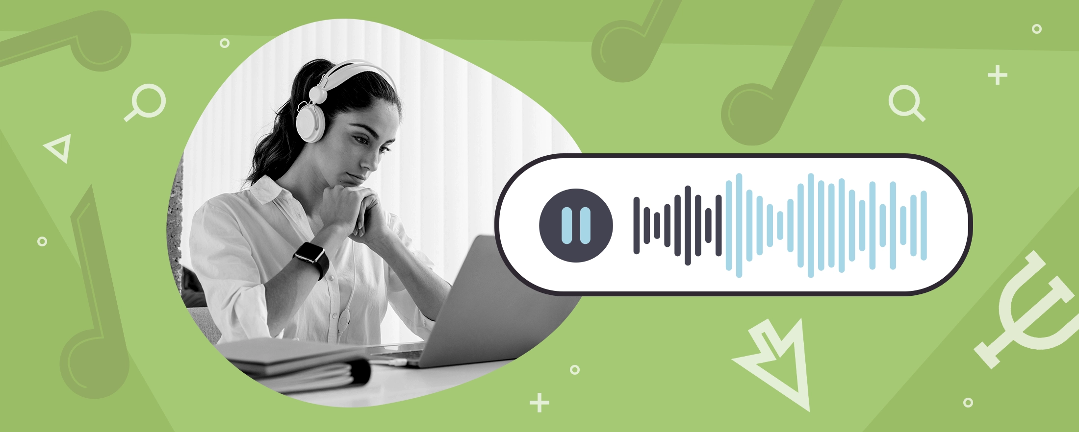 Una mujer escuchando oraciones BKB a través de auriculares.